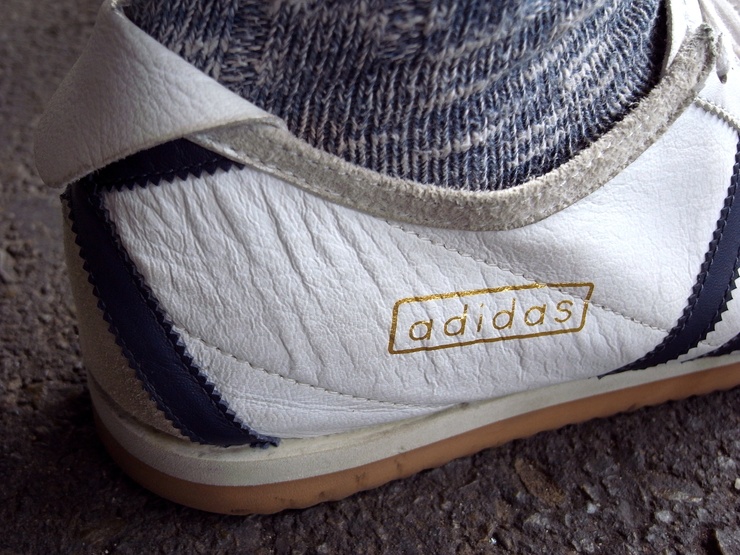 赤一色 アディダス イタリア 今日も晴れて幸せ