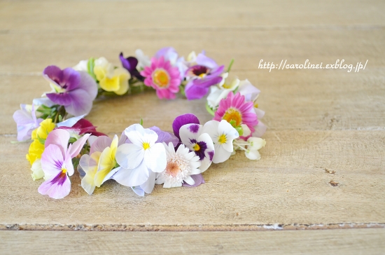 庭の花で 花かんむり Flower Crown With The Violas In My Garden お茶の時間にしましょうか キャロ ローラのちいさなまいにち Caroline Laura S Tea Break