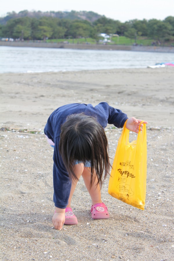 写真で綴る最近のできごと　5　【海の公園で貝拾い】_c0204298_11495634.jpg