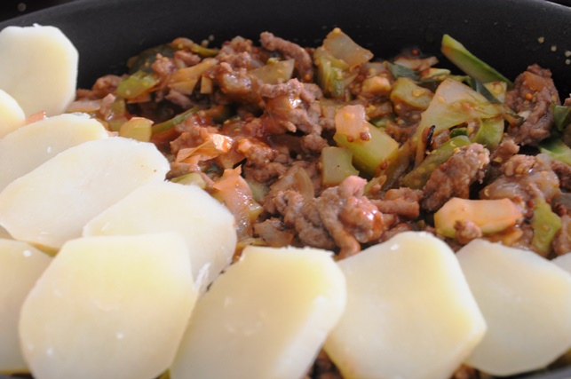 日経ウーマンオンライン掲載【牛ひき肉とたっぷり野菜の新じゃがチーズ焼き】_d0104926_2354468.jpg