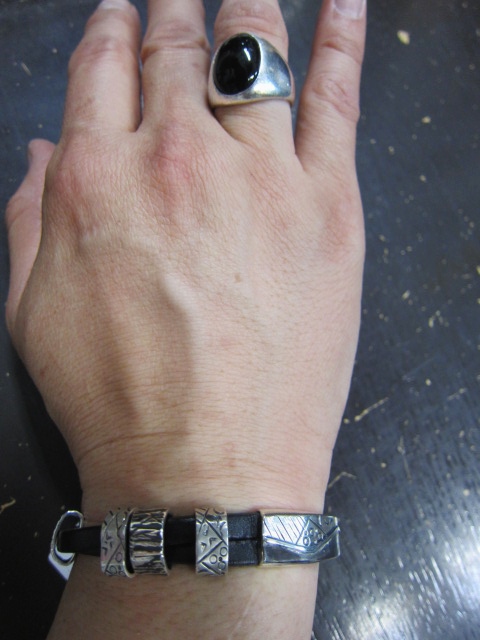 Michael Roanhorse  etc..　TOP ARTIST モノ　SILVER BANGLE！★！_d0152280_1430369.jpg