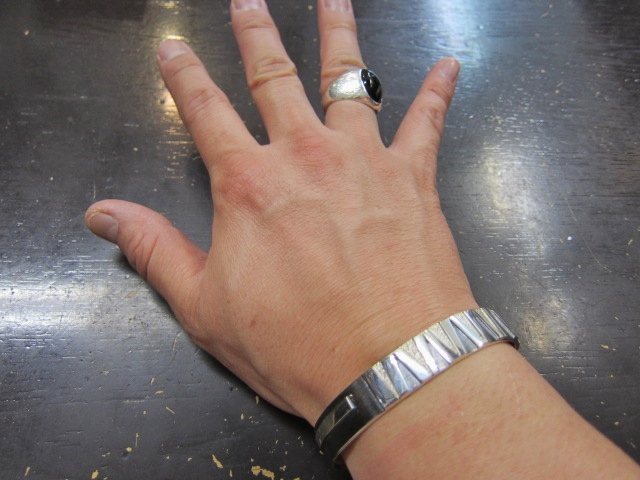Michael Roanhorse etc.. TOP ARTIST モノ SILVER BANGLE!★!_d0152280_14322476.jpg