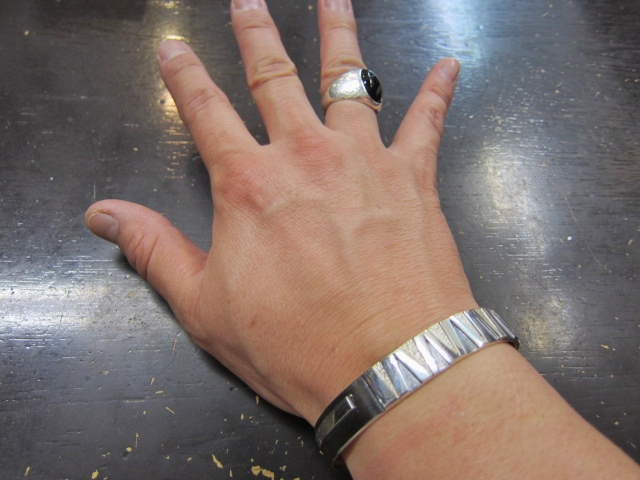 Michael Roanhorse  etc..　TOP ARTIST モノ　SILVER BANGLE！★！_d0152280_14322476.jpg