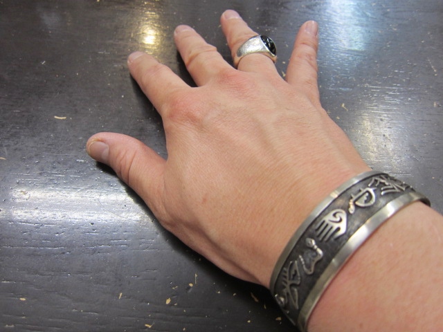 Michael Roanhorse  etc..　TOP ARTIST モノ　SILVER BANGLE！★！_d0152280_144387.jpg