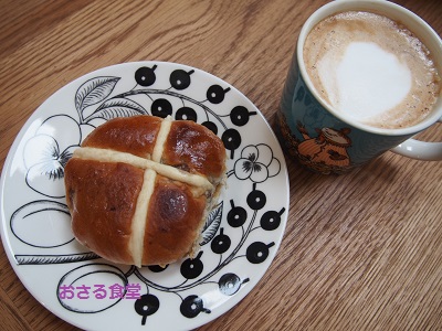 今日の朝ごはん　Hot Cross Buns_d0230375_1950934.jpg