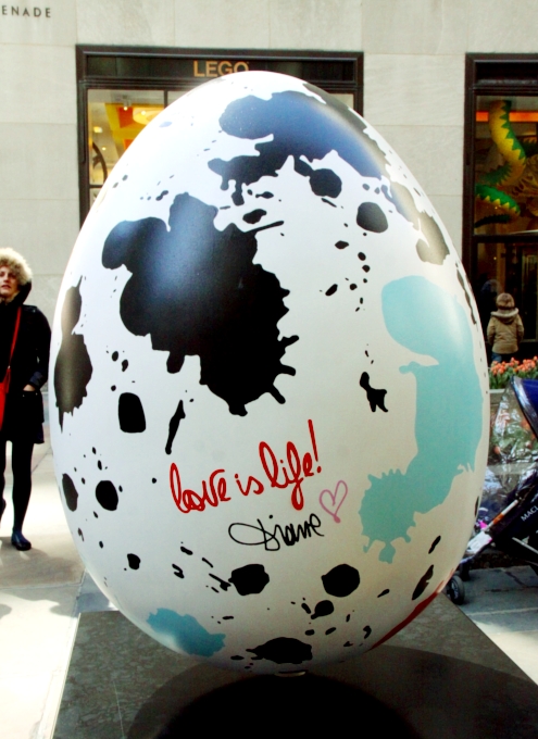 NYの街中で卵型アートのエッグハント、The Fabergé Big Egg Hunt_b0007805_14165415.jpg