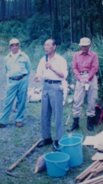ご自分の林で、市民に「森づくり」を教えていただいた服部源一郎氏がご逝去_f0141310_7574530.jpg
