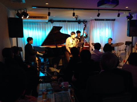 Jazzlive comin 広島 本日 火曜日のライブ。_b0115606_11401619.jpg