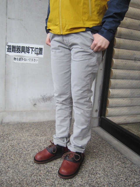 絶大なる人気定番の1本! KHAKI SLIM PANTS 。。。By NUDIE JEANS_d0152280_16334661.jpg