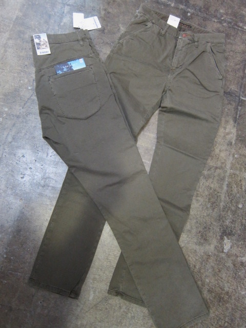 絶大なる人気定番の1本! KHAKI SLIM PANTS 。。。By NUDIE JEANS_d0152280_16374556.jpg