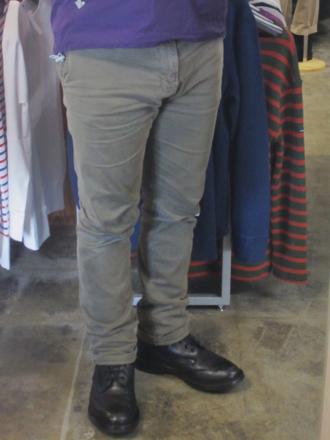 絶大なる人気定番の1本! KHAKI SLIM PANTS 。。。By NUDIE JEANS_d0152280_16385235.jpg