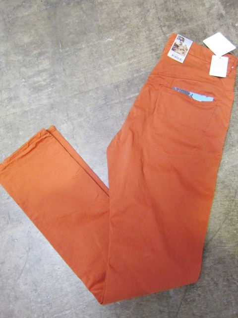 絶大なる人気定番の1本! KHAKI SLIM PANTS 。。。By NUDIE JEANS_d0152280_1640437.jpg