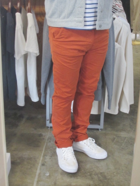 絶大なる人気定番の1本! KHAKI SLIM PANTS 。。。By NUDIE JEANS_d0152280_1641182.jpg
