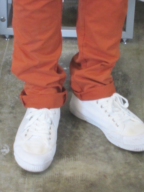 絶大なる人気定番の1本! KHAKI SLIM PANTS 。。。By NUDIE JEANS_d0152280_16413039.jpg