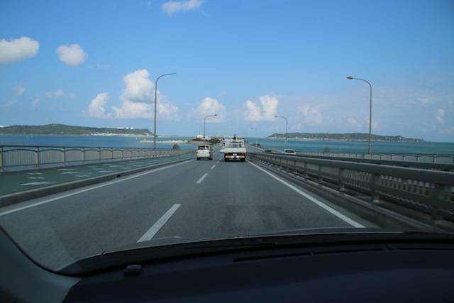 沖縄を旅する（8）海中道路ドライブ、島唄の夜_c0306400_12451275.jpg