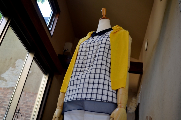 ”ウインドウペンチェックノースリーブブラウスで肩掛けStyleを。。。\"_d0153941_1774448.jpg