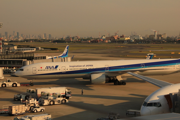 ＡＮＡ　伊丹空港　　Ｂ７７7-200_d0202264_23363887.jpg