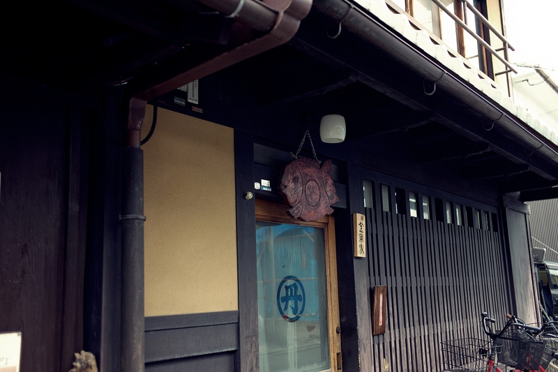 京都町家 金魚屋さんへ カメラぶら下げて