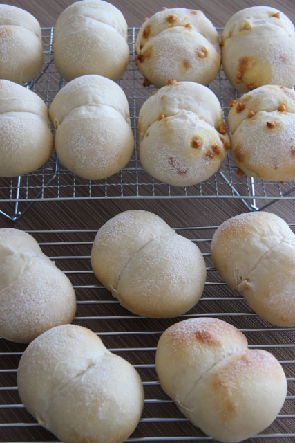 大量の白パンと 日本一簡単に家で焼けるパンレシピ 本 Yuchipan 大量の白パンと 日本一簡単に家で焼けるパンレシピ 本 Yuchipan