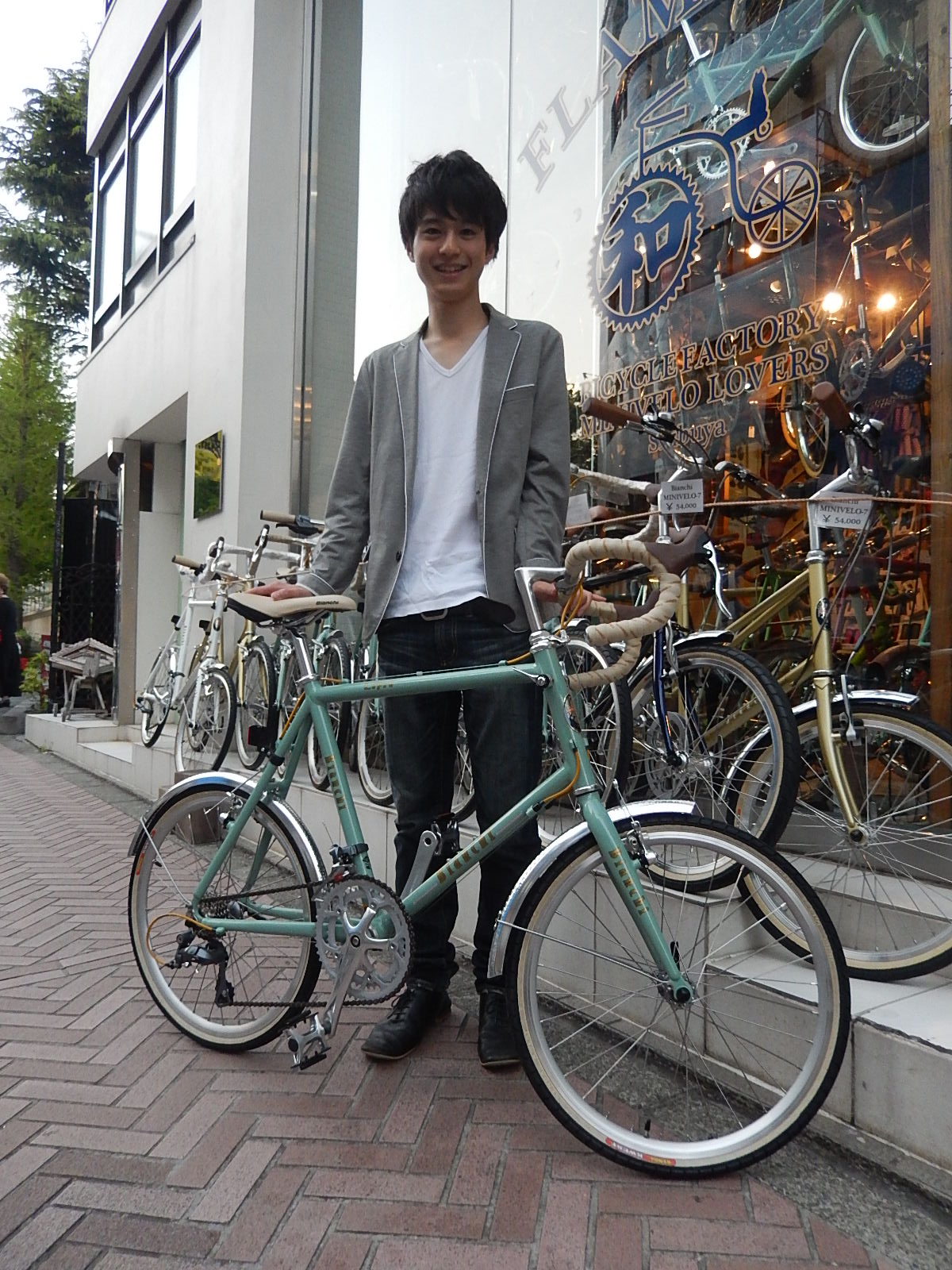 4月26日　渋谷　原宿　の自転車屋　FLAME bike前です!_e0188759_1853067.jpg