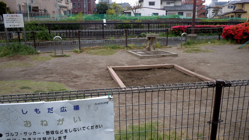公園の砂場に砂がなくて…_b0190576_23561315.jpg