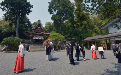 お昼近く参拝客がまばらになった頃....撮影の始まり...._b0194185_2234716.jpg