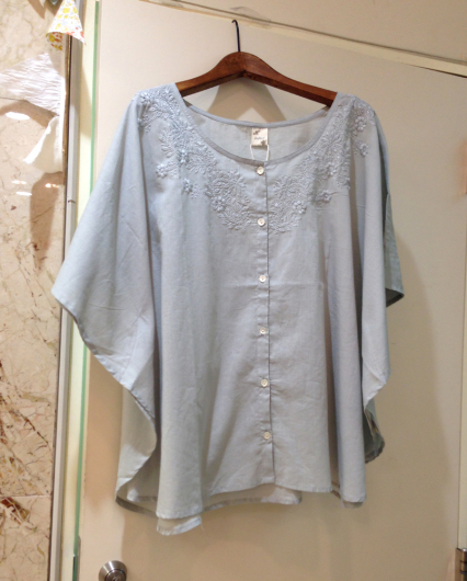 お洋服の追加ご紹介 刺繍のカーディガン風ブラウス_a0232169_21221242.jpg