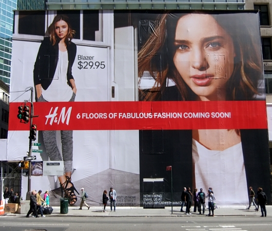 NYの街角で見かけたミランダ・カーさんのH&M超巨大看板_b0007805_194317.jpg