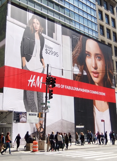NYの街角で見かけたミランダ・カーさんのH&M超巨大看板_b0007805_19432162.jpg