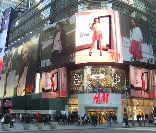 NYの街角で見かけたミランダ・カーさんのH&M超巨大看板_b0007805_19433256.jpg