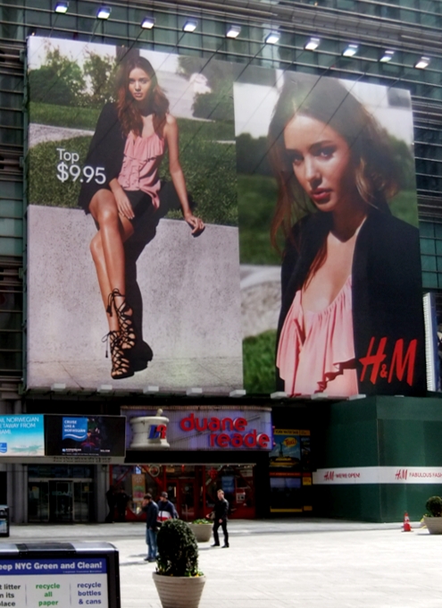 NYの街角で見かけたミランダ・カーさんのH&M超巨大看板_b0007805_19434345.jpg