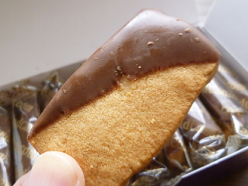 Macadamia Nut Shortbread Milk Chocolate Dipped@Big Island Candies_c0152767_22264173.jpg