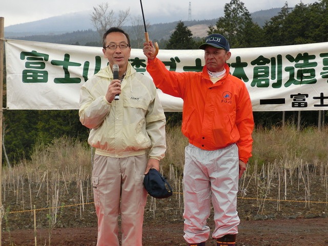 植えた苗木には雨がちょうど良かった！？「第21回　富士山麓ブナ林創造事業」_f0141310_7362037.jpg