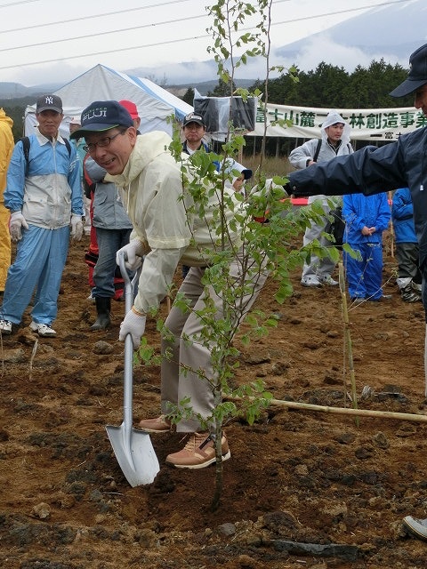 植えた苗木には雨がちょうど良かった！？「第21回　富士山麓ブナ林創造事業」_f0141310_7363139.jpg