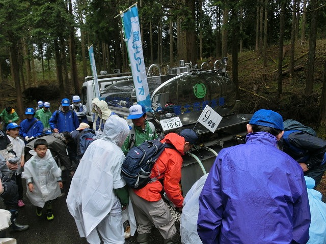 植えた苗木には雨がちょうど良かった!?「第21回 富士山麓ブナ林創造事業」_f0141310_7375879.jpg