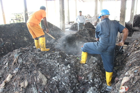 堆肥化実験　Composting in Sri Lanka_e0020945_17323251.jpg