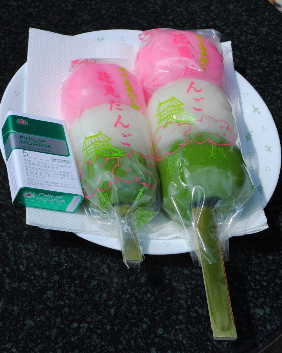 岡崎公園名物花見だんごの写真 てくてく歩く