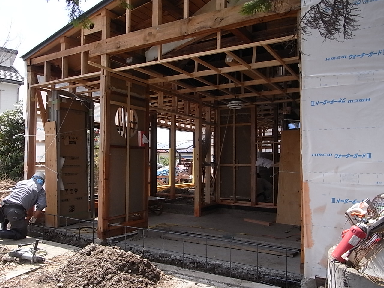 『リボーンハウス』屋根と基礎工事が進んでいます。_e0197748_14514171.jpg