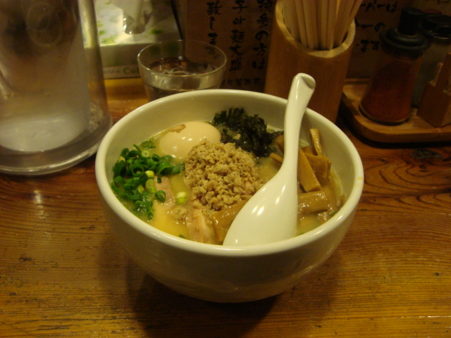 池袋「らーめん つけめん 鶏の穴」へ行く。_f0232060_13574839.jpg