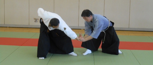 日本柔術初伝逆捕一本目「外小手」_b0287744_20371689.jpg