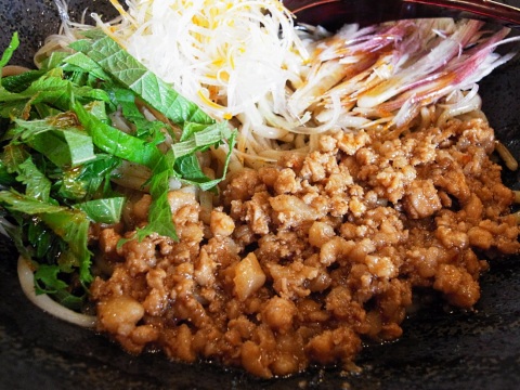 黒ゴマの香味が突き抜ける、やみつき汁なし担々麺〔麺厨房 華燕 JR高槻店/担々麺・ラーメン/JR高槻〕_f0195971_10180609.jpg