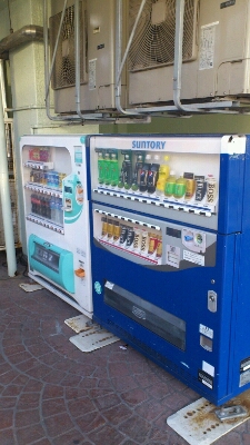 腰の低い自販機_e0058913_19143068.jpg