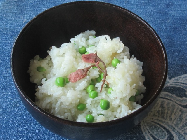 鞘を煮出した汁で炊いた青豆ご飯_a0127398_0562974.jpg