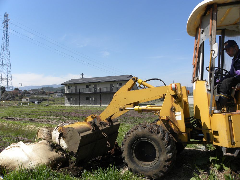 重機を動かして、肥料の投入です。_b0329588_08485077.jpg