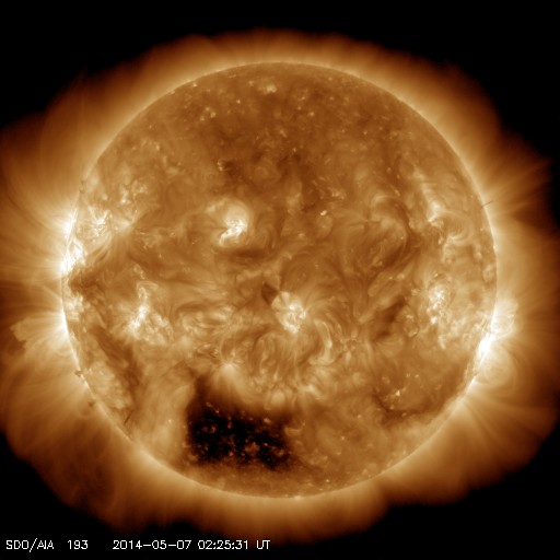 最近の太陽も面白い三角形のコロナホール登場！２：イルミナチックな太陽！？_e0171614_1625119.jpg