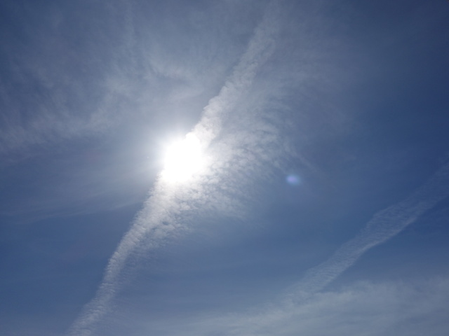 雲の向こうで三角形になった太陽_c0265773_115862.jpg