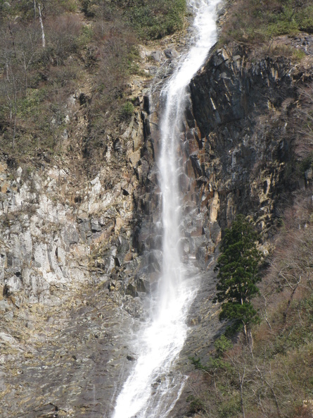 新緑と水のきらめき、残雪の滝_f0281398_2326497.jpg