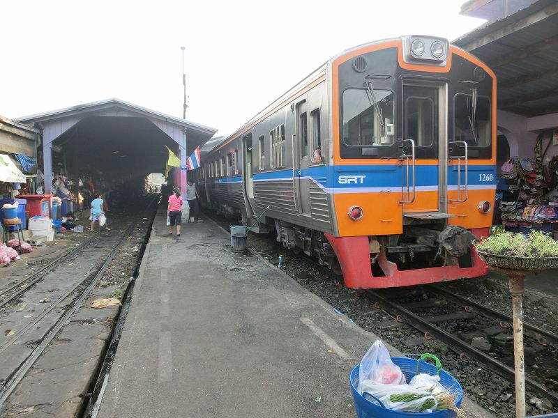 タイのマハーチャイで賀茂郵便局の自転車が走る_c0134569_1085651.jpg