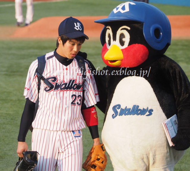 山田哲人 田中浩康選手フォト 神宮4 24 Out Of Focus Baseballﾌｫﾄﾌﾞﾛｸﾞ 終了