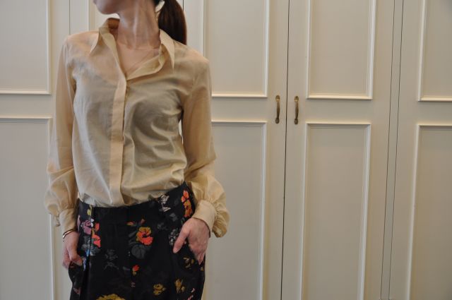 シャンパンゴールドのシャツ DRIES VAN NOTEN._b0110586_19532555.jpg